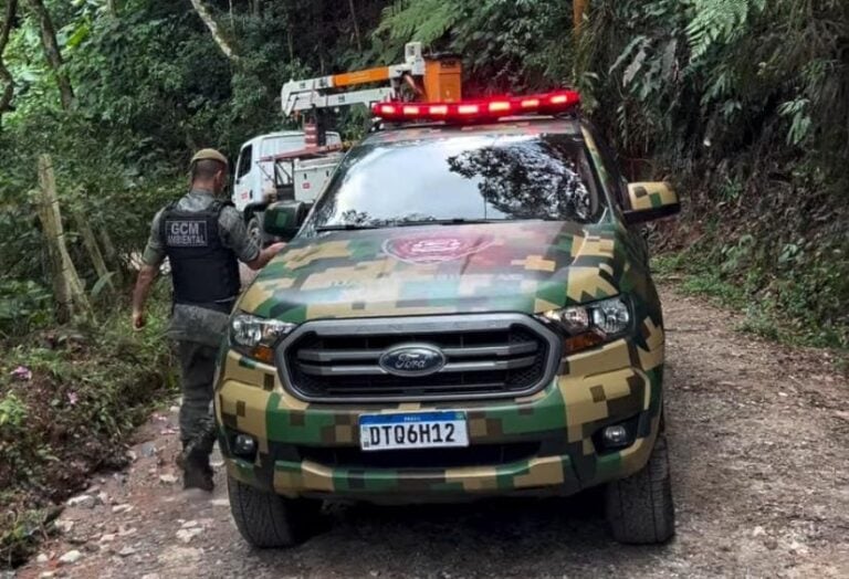 Ciclista sofre descarga elétrica ao encostar em fiação da Enel caída em rua de Ribeirão Pires