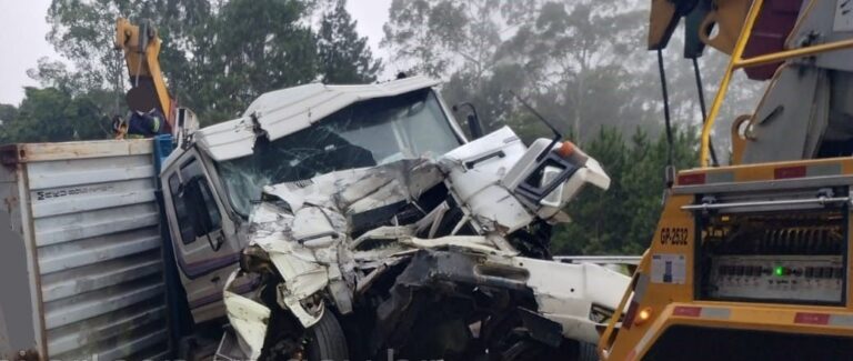 Rodoanel registra colisão entre duas carretas e gera 11 km de congestionamento
