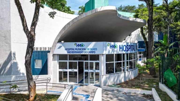 Médico orienta paciente sobre cuidados com a saúde ocular durante o Carnaval, destacando os riscos de conjuntivite e irritações causadas por maquiagem e glitter.