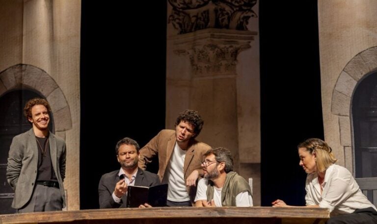 Teatro Municipal de Santo André recebe peça “O homem mais inteligente da história"