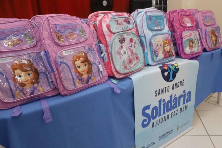 Fundo Social de Solidariedade de Santo André faz entrega de mochilas e material escolar