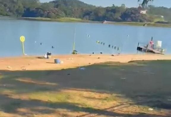 Moradora mostra sujeira na prainha após fim de semana e pede conscientização de frequentadores