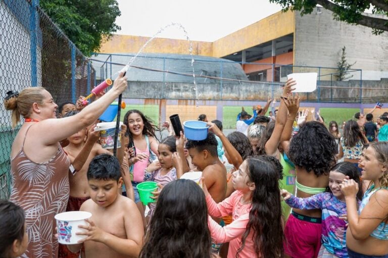 Sacolas de São Caetano fazem atividades com água para driblar onda de calor
