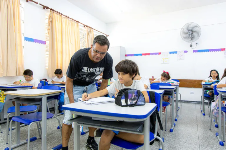 professor e alunos em sala de aula
