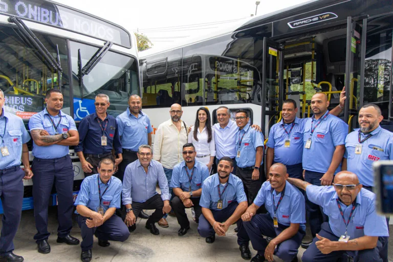 Marcelo Lima entrega 15 novos ônibus e anuncia coletivos vão receber TVs
