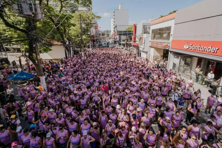 caminhada de mulheres na rua Marechal