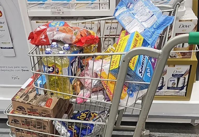 Alguns clientes abandonaram os carrinhos de compras e foram embora por conta das filas