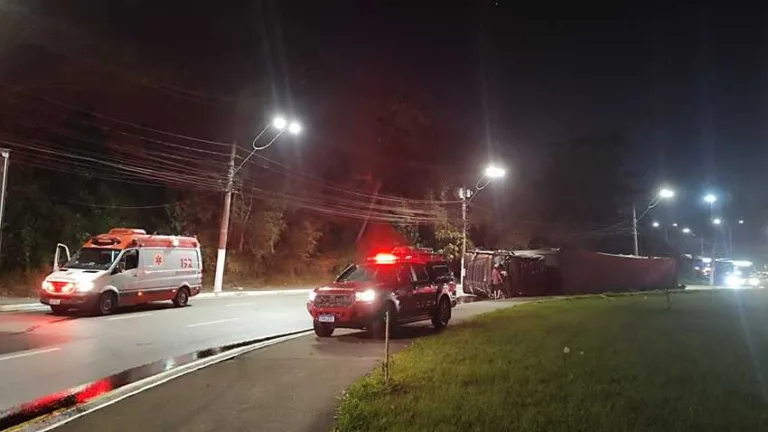 Carreta tomba em frente ao Outlet Premium, em São Bernardo