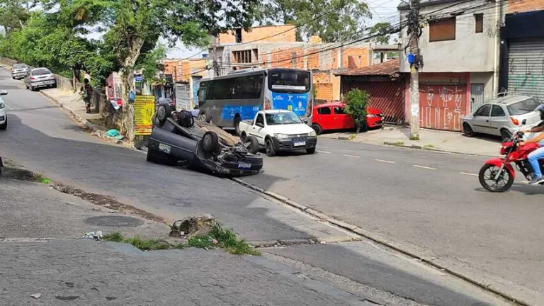 carro capotado na avenida Alda