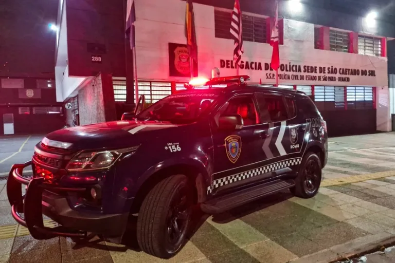 viatura da GCM de São Caetano na frente da delegacia sede