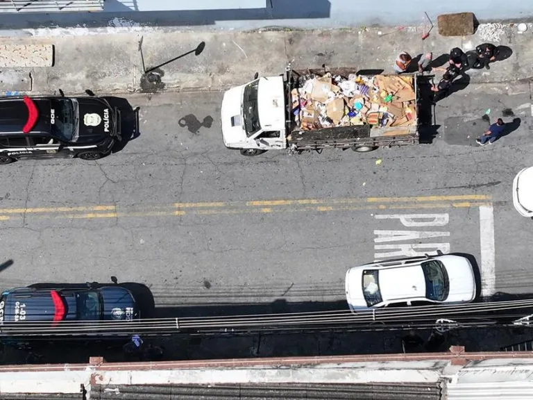 moradores em situação de rua e catadores de recicláveis eram coagidos a vender materiais exclusivamente para esse comprador