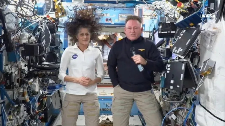 Astronautas da Nasa retornam à Terra após nove meses no espaço