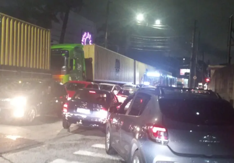Em São Bernardo, entrada de caminhões na Agesbec trava trânsito