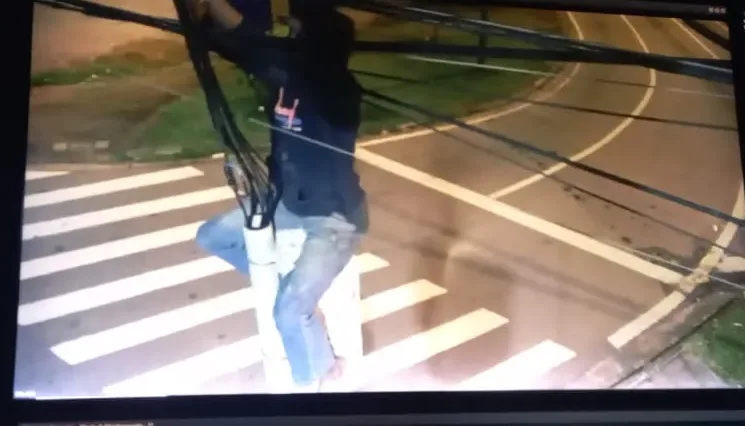 Homem é pego furtando fiação elétrica em Santo André