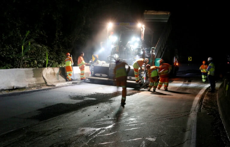 Serviços da Ecovias Imigrantes incluem a lavagem de placas e limpeza de canais Acesso às imagens