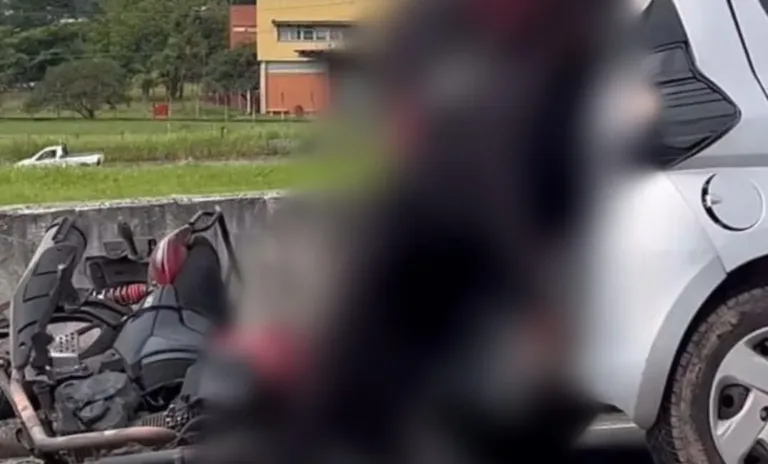 Carro tem falha mecânica em Santo André e motociclista morre ao colidir na traseira