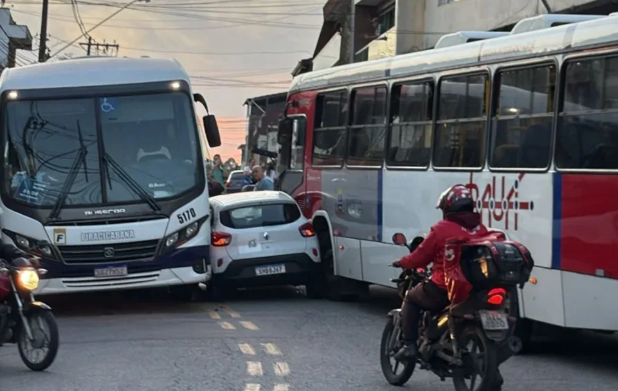 Carro fica prensado entre dois ônibus em Mauá  