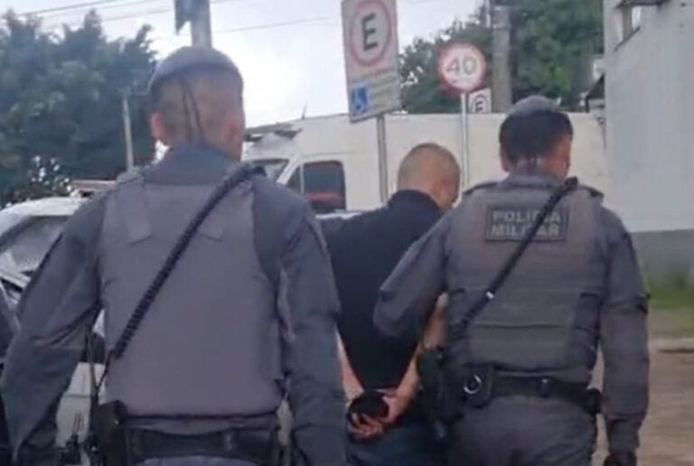 Homem joga moto em cima da viatura da GCM de Diadema e é preso por tráfico