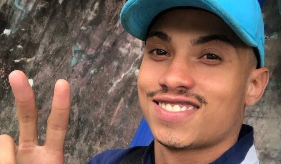 Jovem de 22 anos é  executado dento de carro em Rio Grande da Serra. Foto: Reprodução