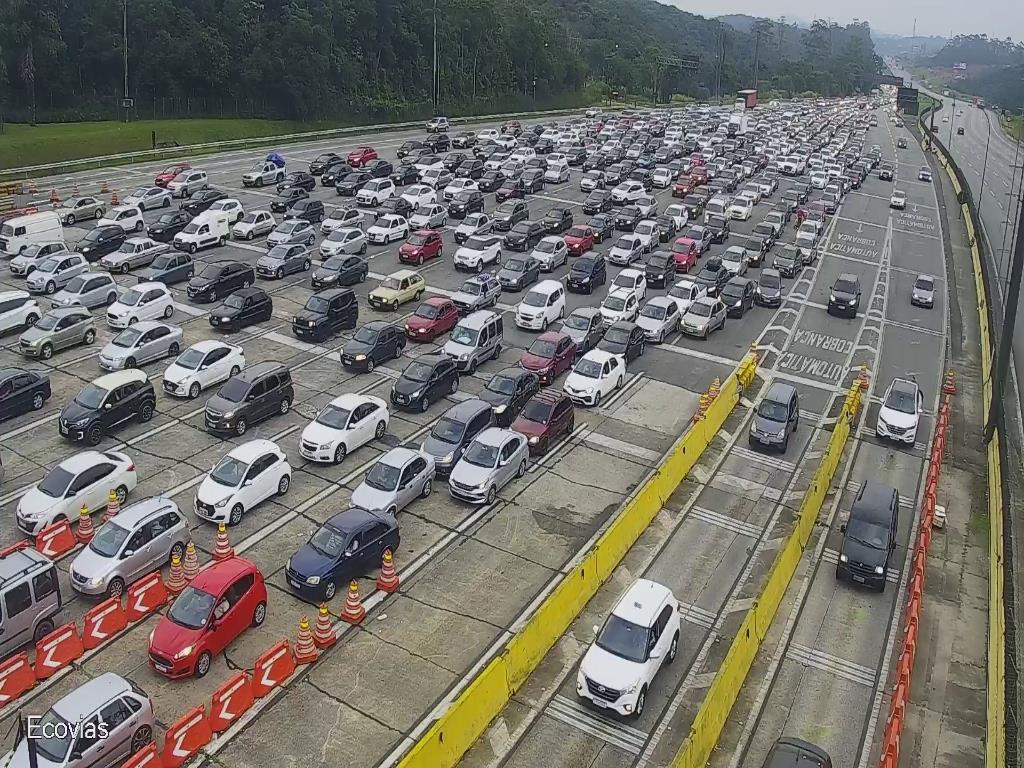Motoristas enfrentam congestionamento na descida para o litoral