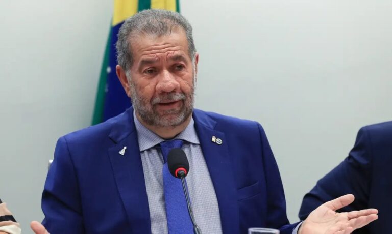 Após fraude no INSS, Lupi pede demissão do Ministério de Previdência
