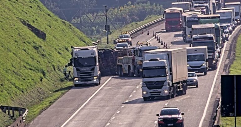 Caminhão tomba no Rodoanel e gera congestionamento do Km 49 ao 54
