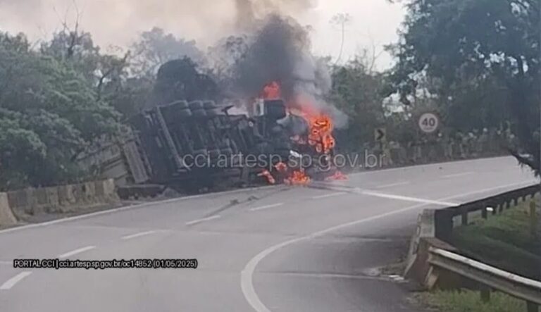 Motorista perde a vida carbonizado após caminhão tombar na Anchieta