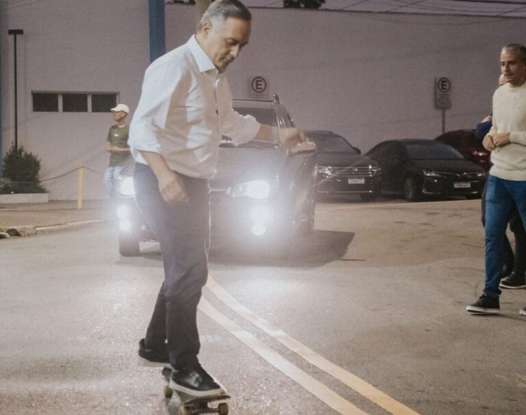 Marcelo Lima anda de skate na entrega do novo asfalto na Vila Carminha
