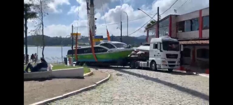 Ônibus aquático provoca curiosidade de moradores do Riacho Grande