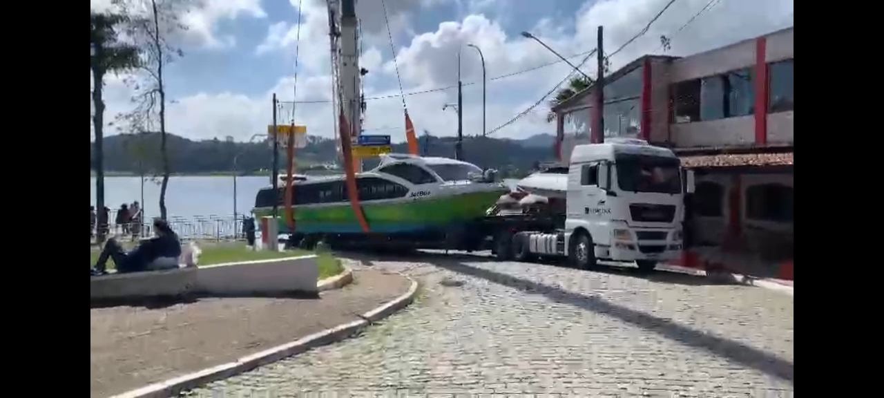 Ônibus aquático provoca curiosidade de moradores do Riacho Grande