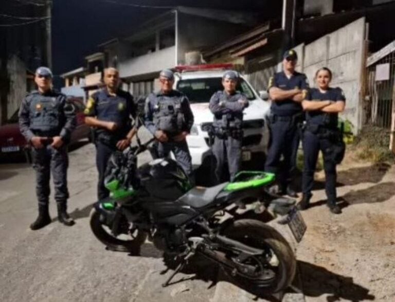 PM e GCM de São Bernardo recuperam moto roubada que era desmontada em mata