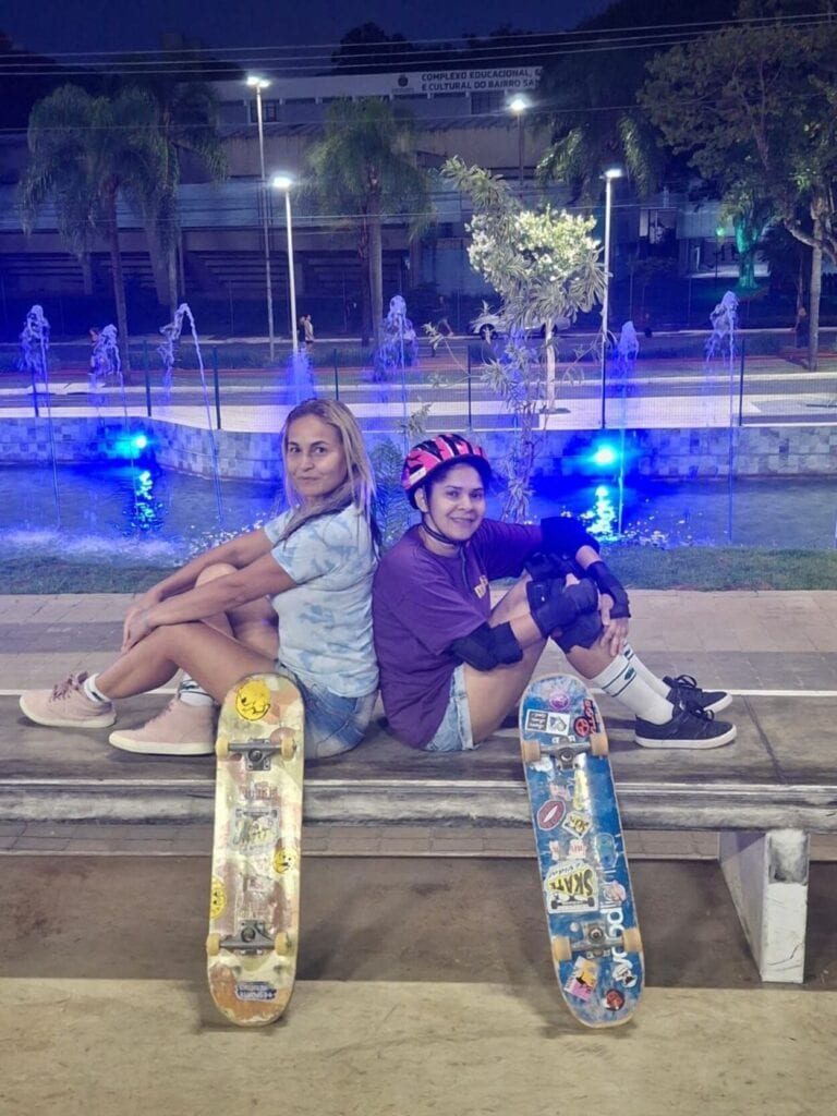 Mel e Vanessa são as mães que entraram no esporte para acompanhar as filhas e hoje não vivem sem o skate