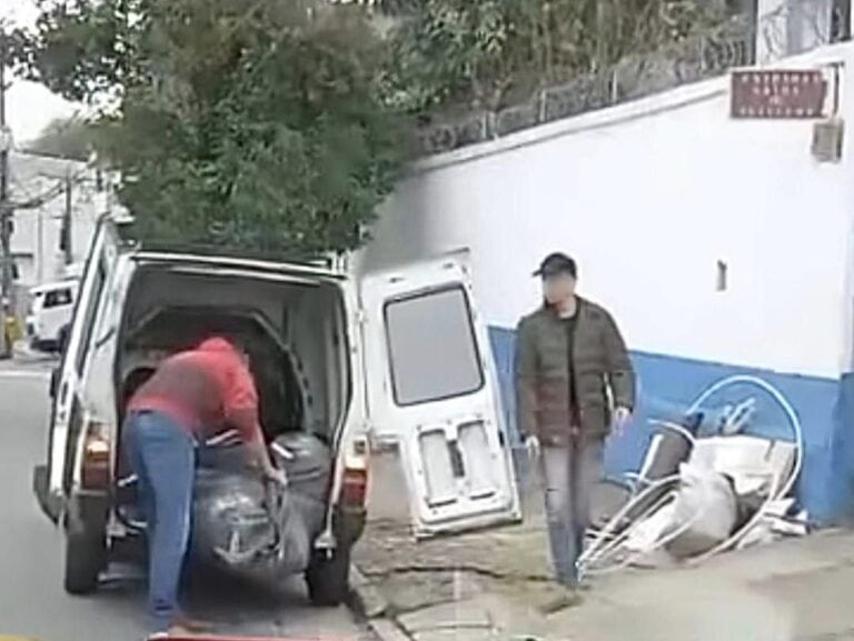 Semasa autua infrator por descarte irregular de resíduos em frente à Estação de Coleta Santo Alberto