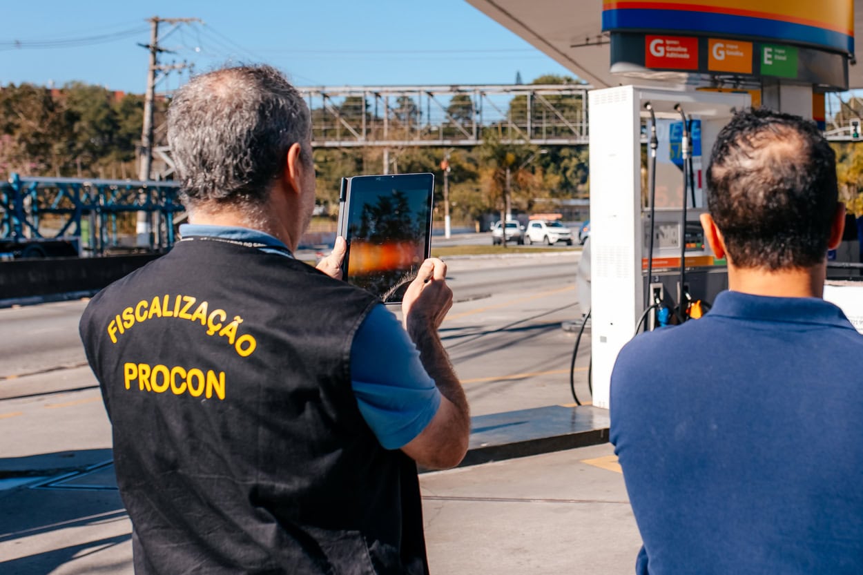 Procon de SBC flagra em postos de gasolina do Demarchi divergência entre propaganda e preço na bomba 