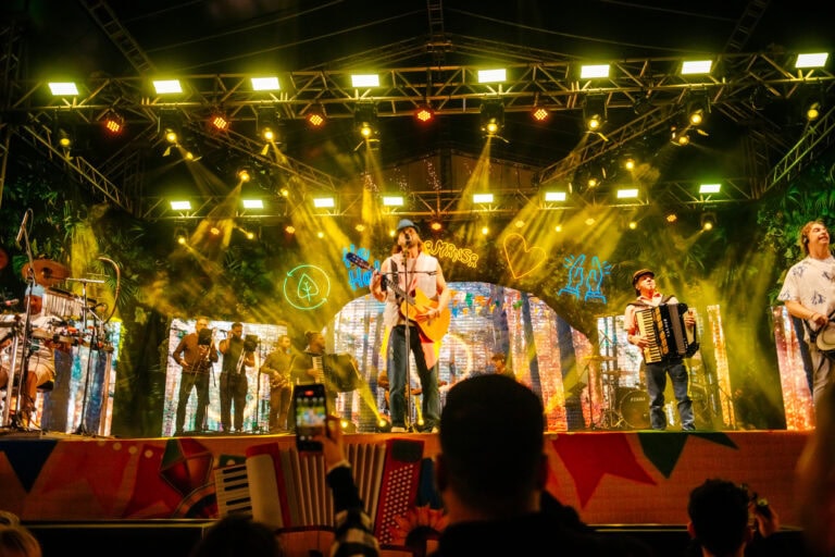 Sucessos de Falamansa dão o tom na noite de estreia do Arraiá do Paço