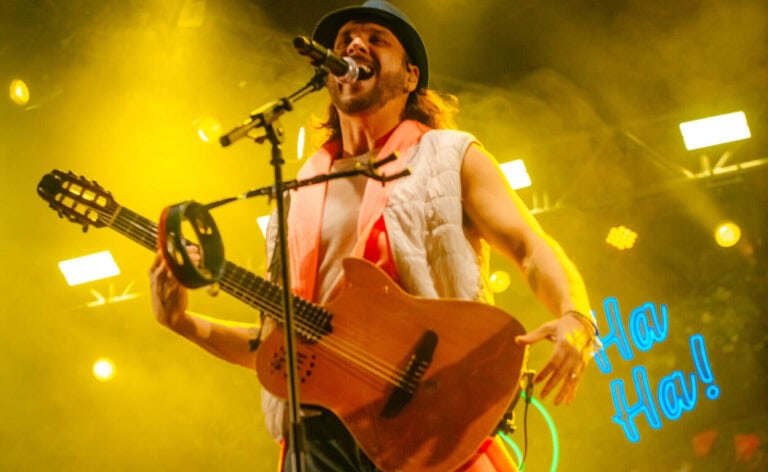 Tato, vocalista do Falamansa, durante show em São Bernardo