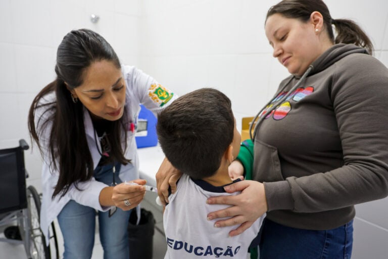 São Caetano inicia vacinação de crianças e adolescentes nas escolas
