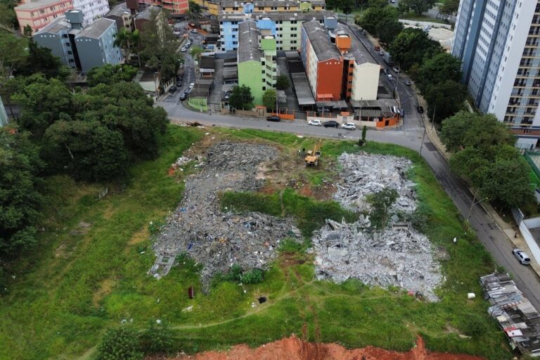 Santo André faz demolição de prédios abandonados para criação de área de lazer