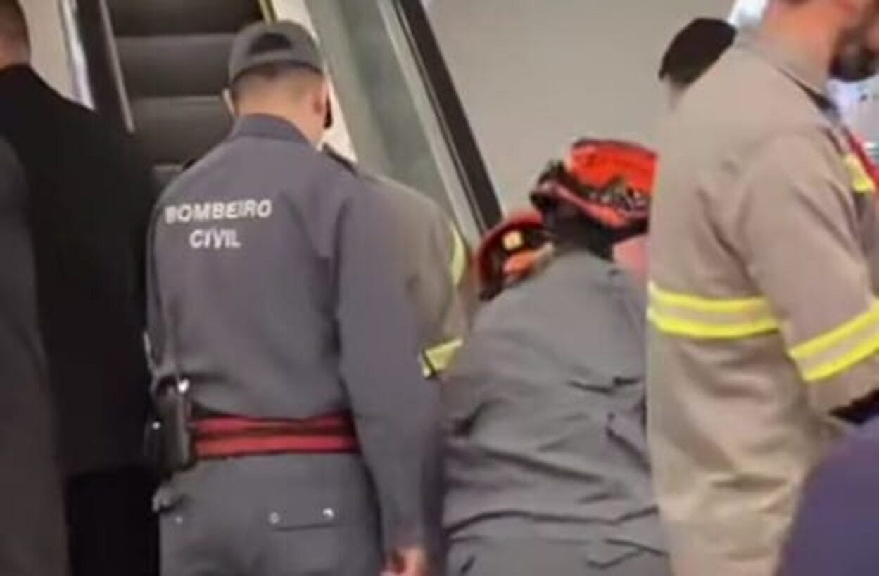 Criança é resgatada após pé ficar preso em escada rolante no Shopping ABC. Foto: Reprodução
