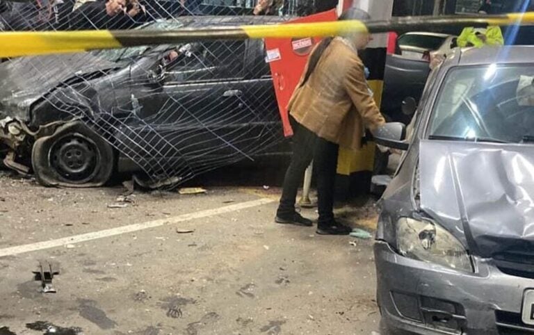 Carro invade estacionamento do Assaí em Ribeirão Pires e colide em vários veículos