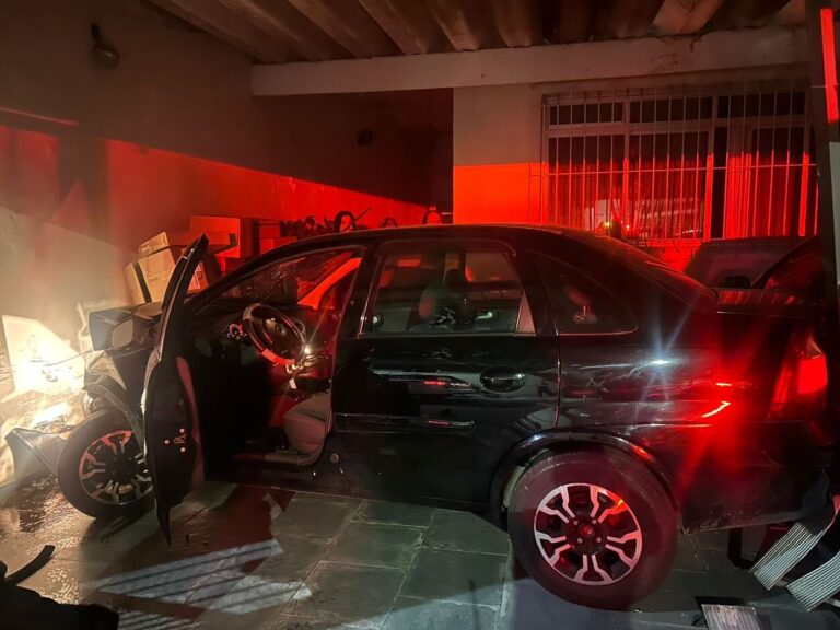 Cerco policial termina em acidente e carro invade casa em Diadema