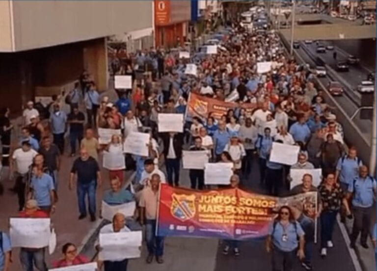 Motoristas e cobradores ameaçam greve no ABC e paralisam terminal em Sto.André
