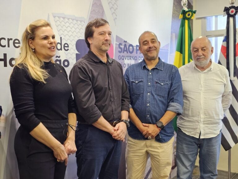 Guto Volpi entrega ofício com áreas para 500 moradias populares em Ribeirão Pires