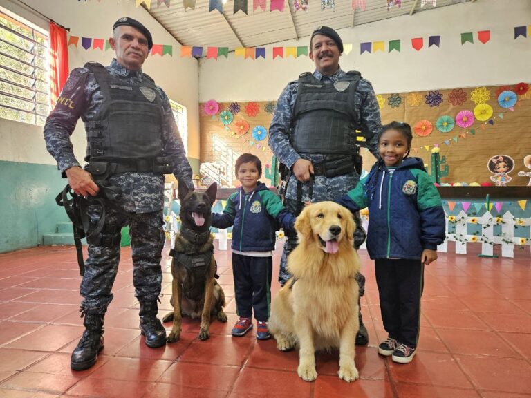 GCM de Ribeirão Pires leva cães do Canil para ação educativa com 140 alunos da rede municipal