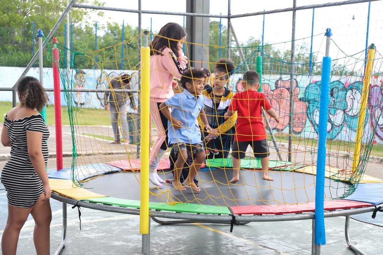É o projeto “Férias com Cultura” que a Prefeitura realiza visando levar ações culturais e cinema na praça para as crianças e também sua família 