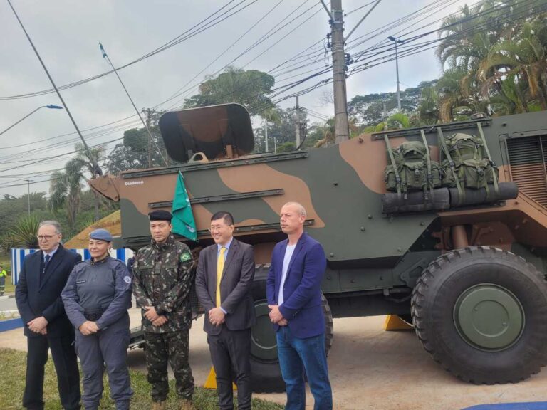 Prefeito Taka “batiza” blindado do Exército neste feriado de 9 de julho de 25