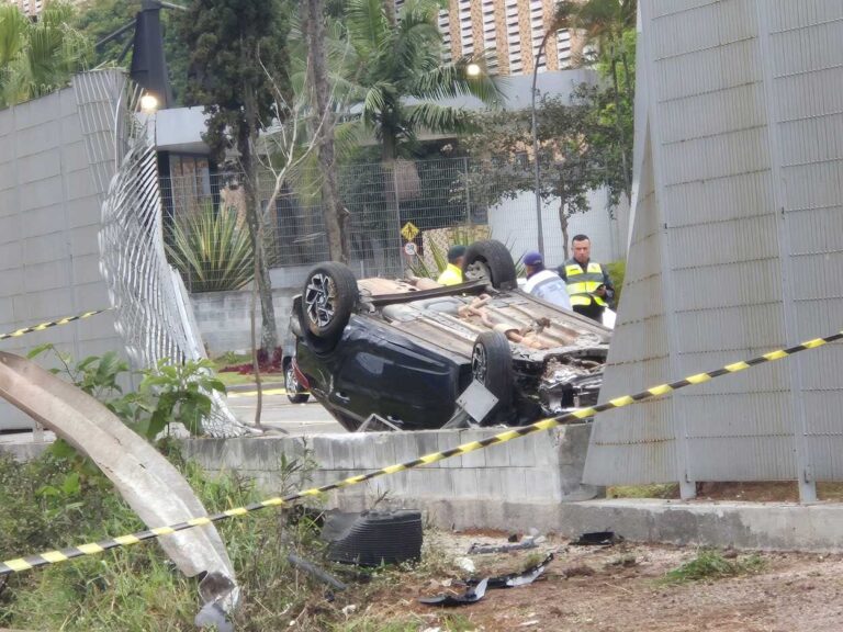 Três mulheres ficam feridas em acidente na Anchieta; carro capota e invade pátio da Volks