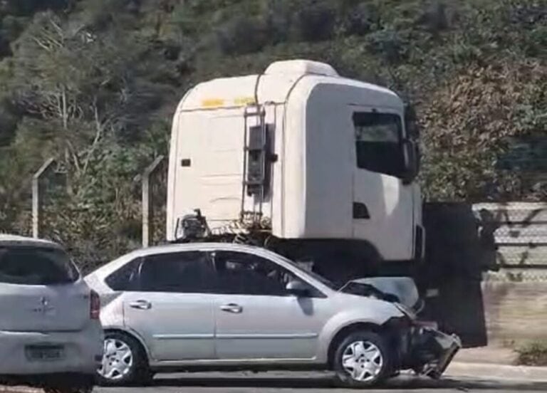 Mulher fica ferida após colisão entre carro e caminhão em São Bernardo