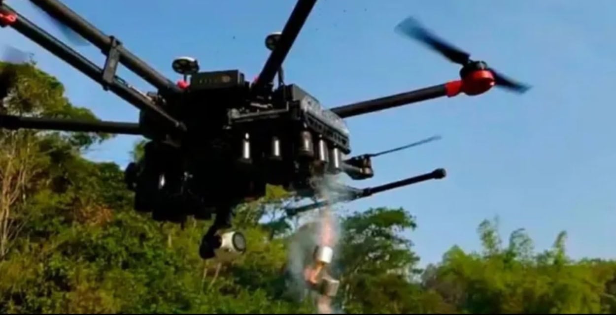 Diadema adquire drone que lança bombas de gás lacrimogêneo  dispersa pessoa.