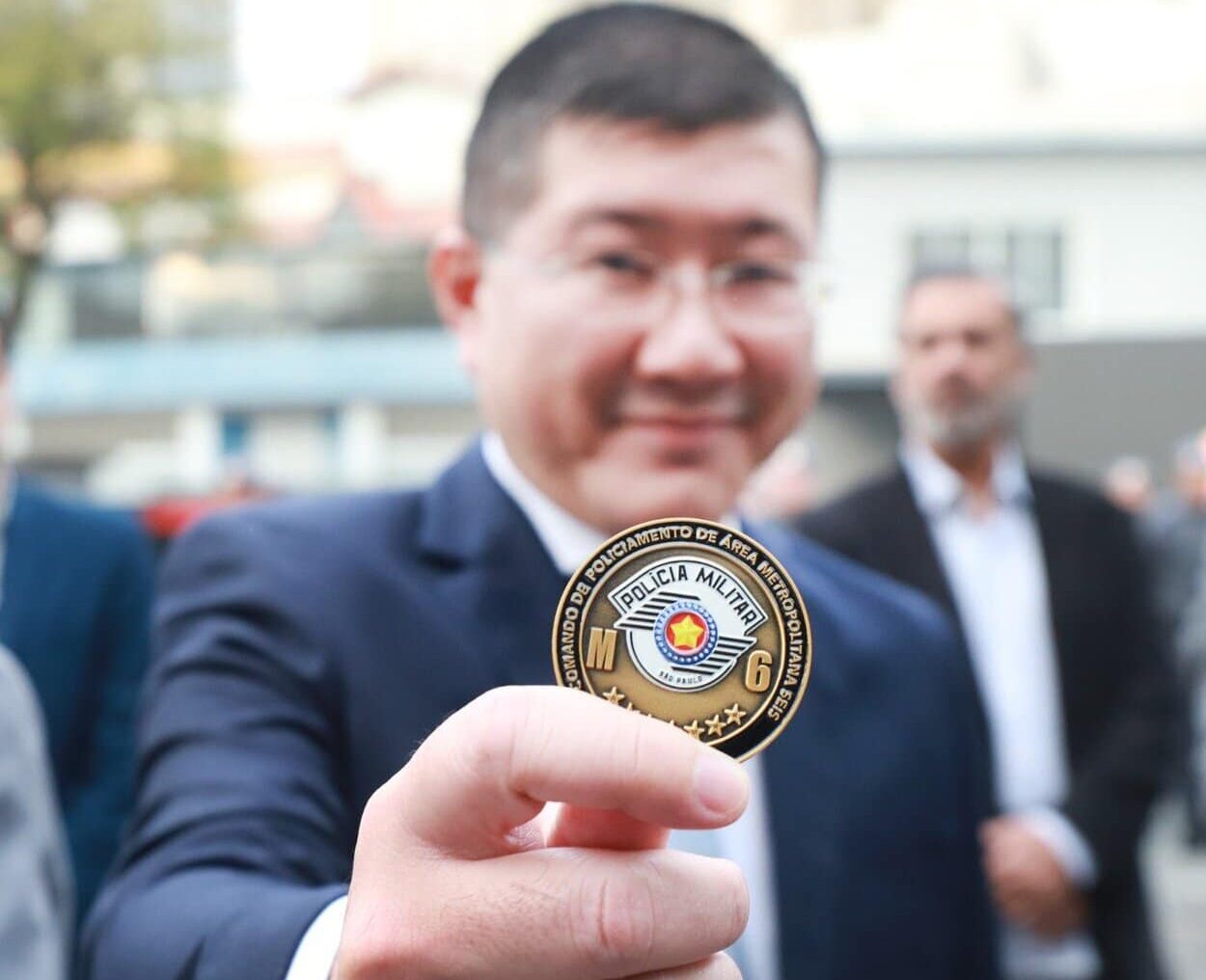 Prefeito Taka Yamauchi recebe medalha Challenge Coin da Polícia Militar